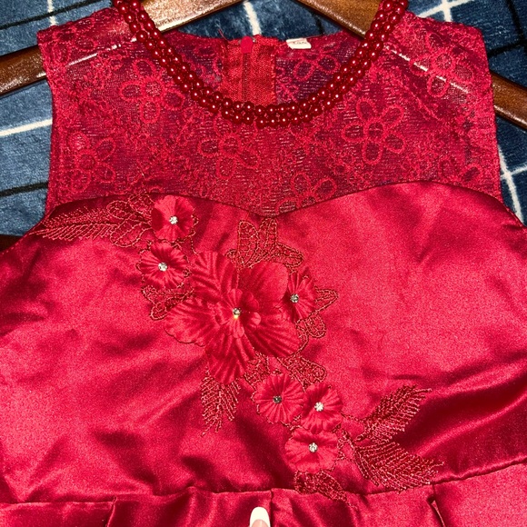 Beautiful Princess Girls Dress with Train - Picture 7 of 8